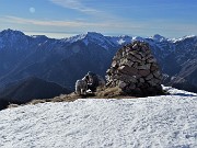 42 Ci ripariamo dal vento dietro l'omone di vetta del Monte Avaro (2080 m)